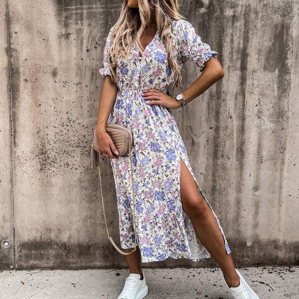 "Robe midi portefeuille rouge en coton avec motif tropical blanc, décolleté en V, manches courtes, silhouette enveloppante."