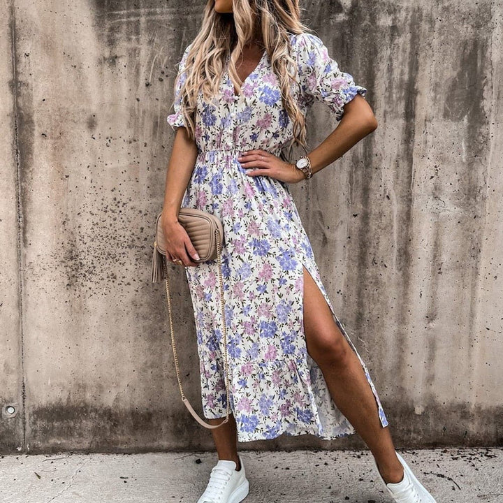 "Robe midi portefeuille rouge en coton avec motif tropical blanc, décolleté en V, manches courtes, silhouette enveloppante."