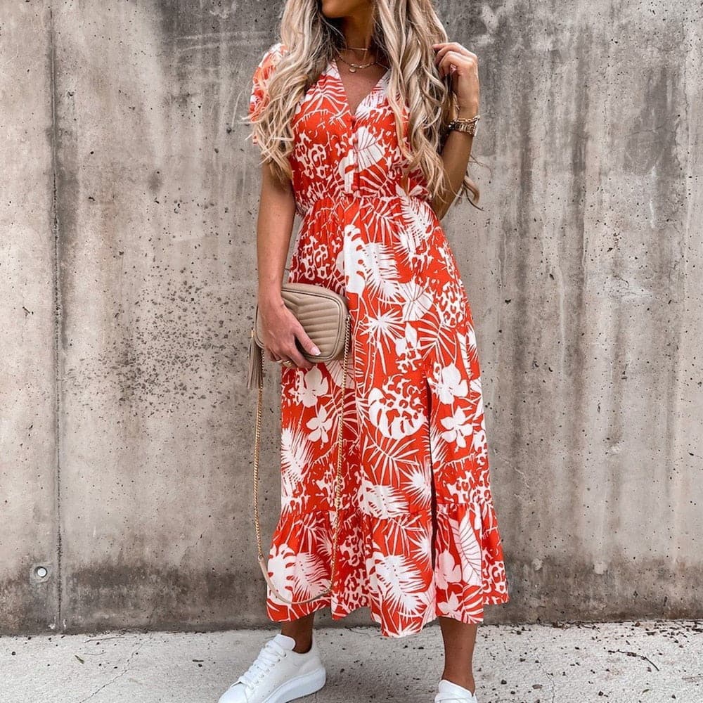 "Robe midi portefeuille rouge en coton avec motif tropical blanc, décolleté en V, manches courtes, silhouette enveloppante."