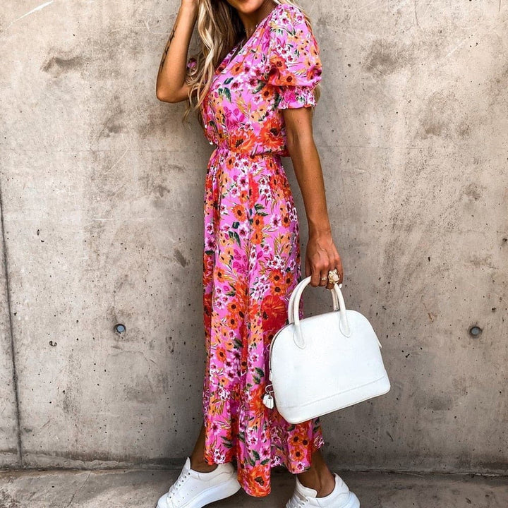 "Robe midi portefeuille rouge en coton avec motif tropical blanc, décolleté en V, manches courtes, silhouette enveloppante."