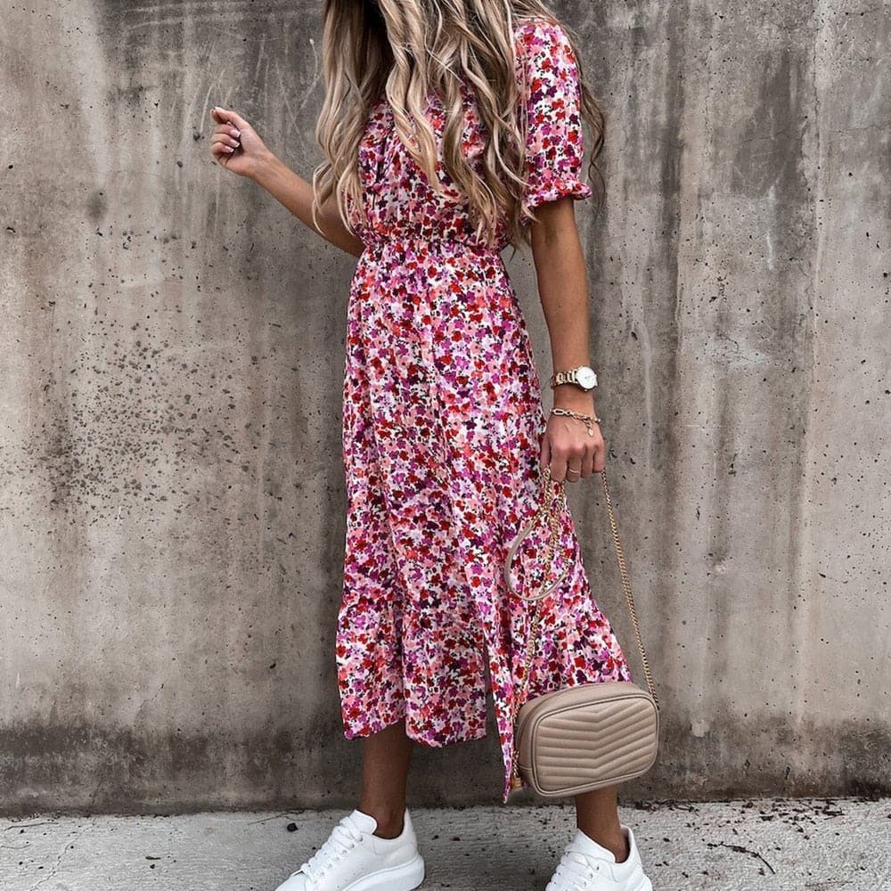 "Robe midi portefeuille rouge en coton avec motif tropical blanc, décolleté en V, manches courtes, silhouette enveloppante."