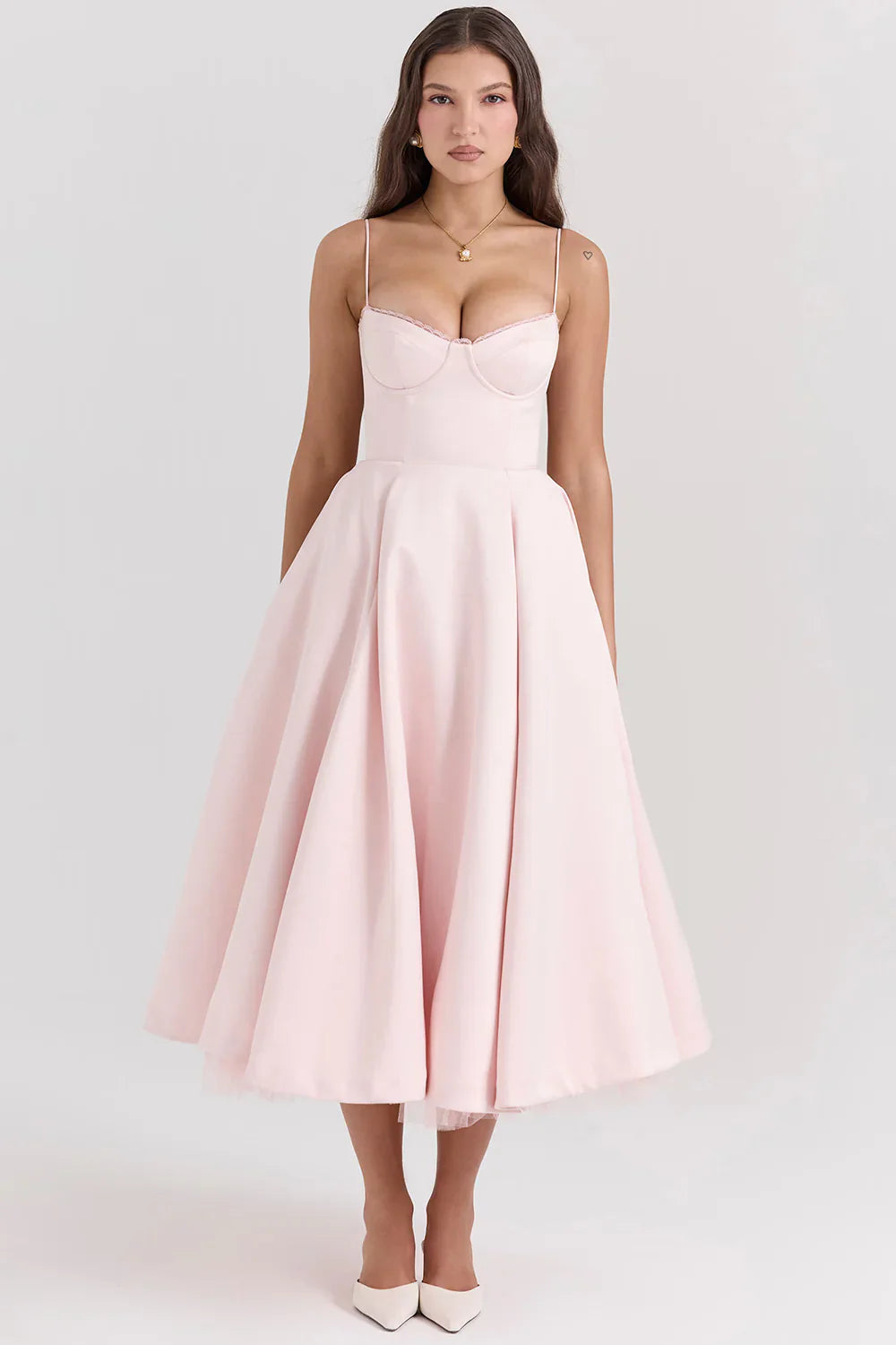 Robe midi satin élégante, corset, bretelles fines.  Silhouette affinée, tissu fluide et luxueux.