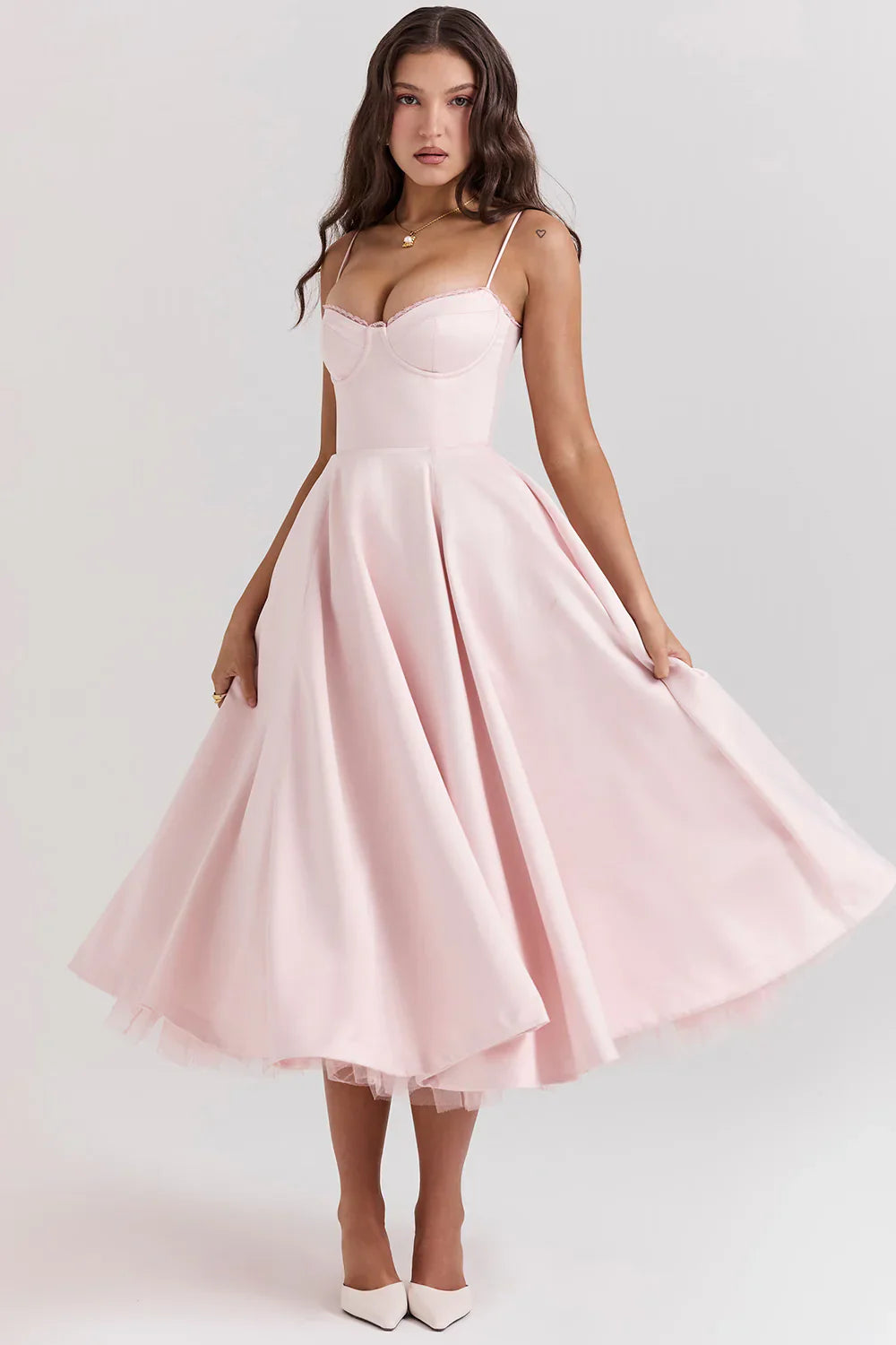 Robe midi satin élégante, corset, bretelles fines.  Silhouette affinée, tissu fluide et luxueux.