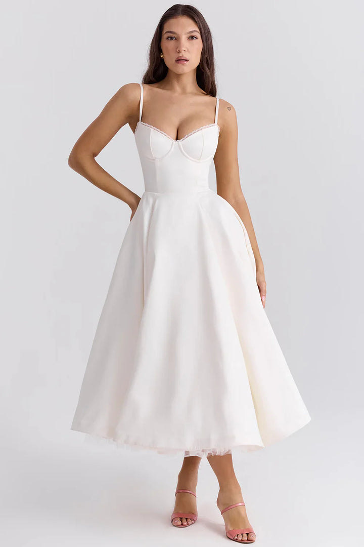 Robe midi satin élégante, corset, bretelles fines.  Silhouette affinée, tissu fluide et luxueux.