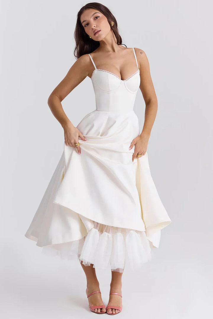 Robe midi satin élégante, corset, bretelles fines.  Silhouette affinée, tissu fluide et luxueux.