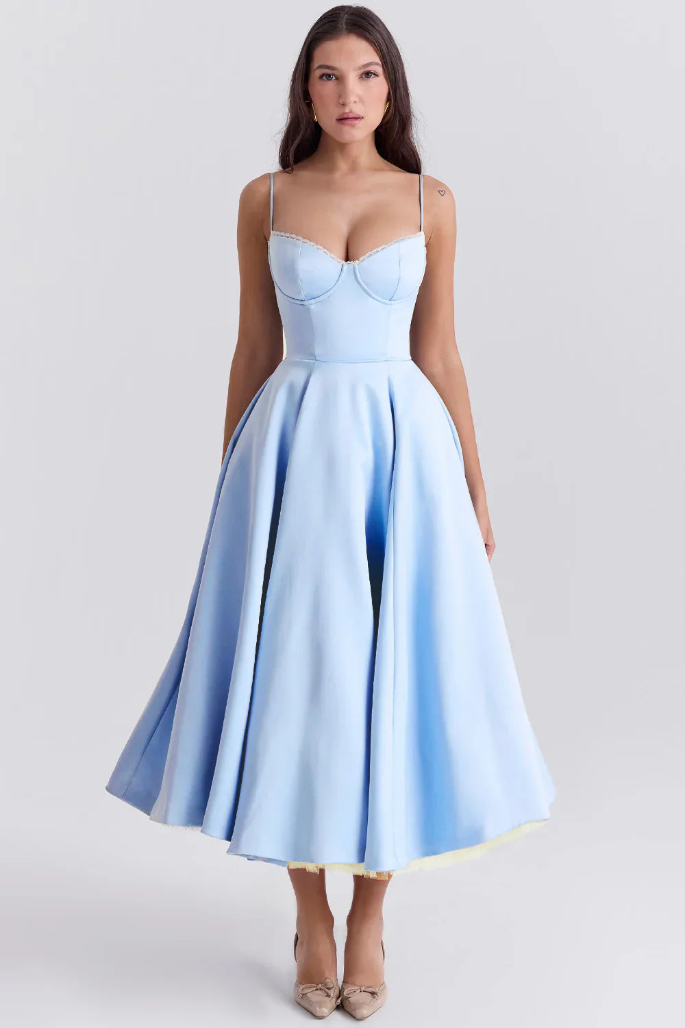 Robe midi satin élégante, corset, bretelles fines.  Silhouette affinée, tissu fluide et luxueux.