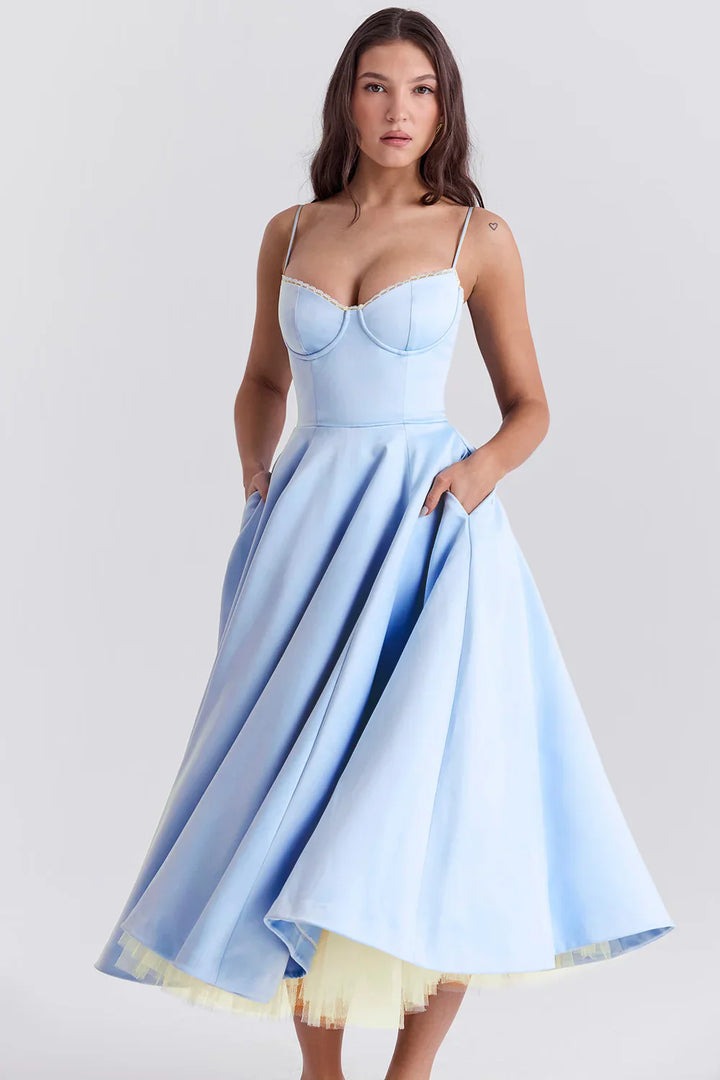 Robe midi satin élégante, corset, bretelles fines.  Silhouette affinée, tissu fluide et luxueux.