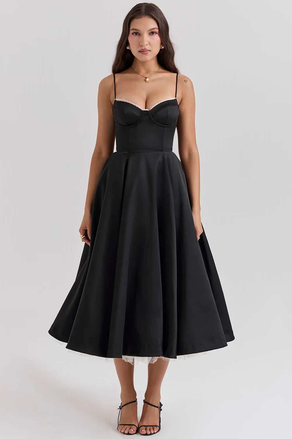 Robe midi satin élégante, corset, bretelles fines.  Silhouette affinée, tissu fluide et luxueux.