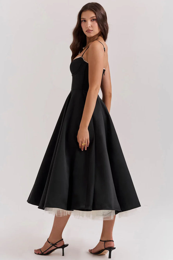 Robe midi satin élégante, corset, bretelles fines.  Silhouette affinée, tissu fluide et luxueux.