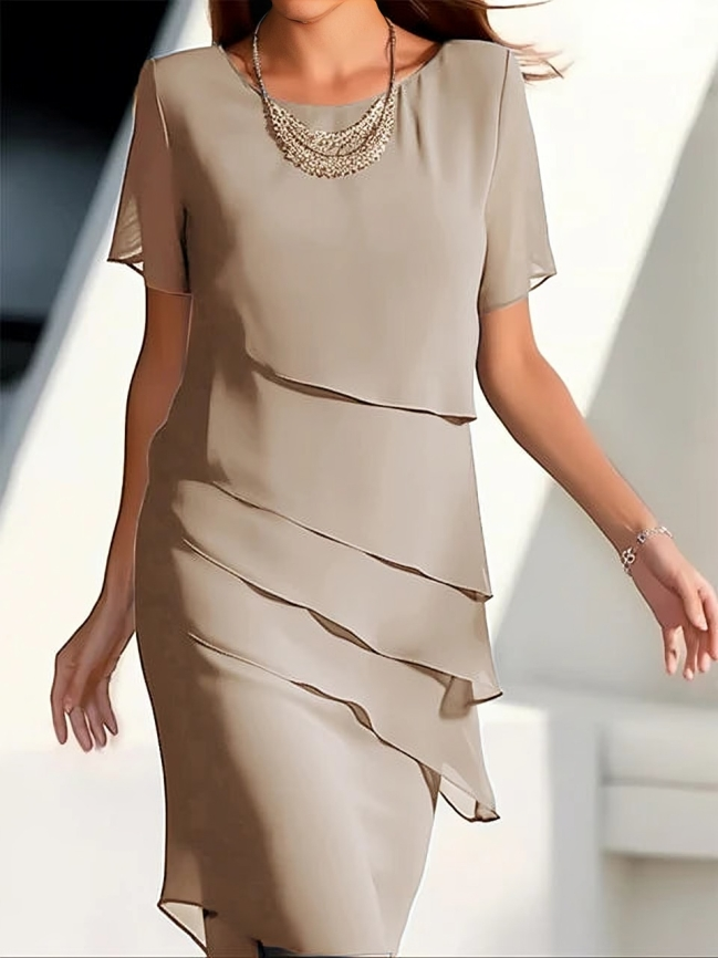 Robe midi superposée, manches courtes, coupe élégante et chic.  Parfait pour toutes occasions.