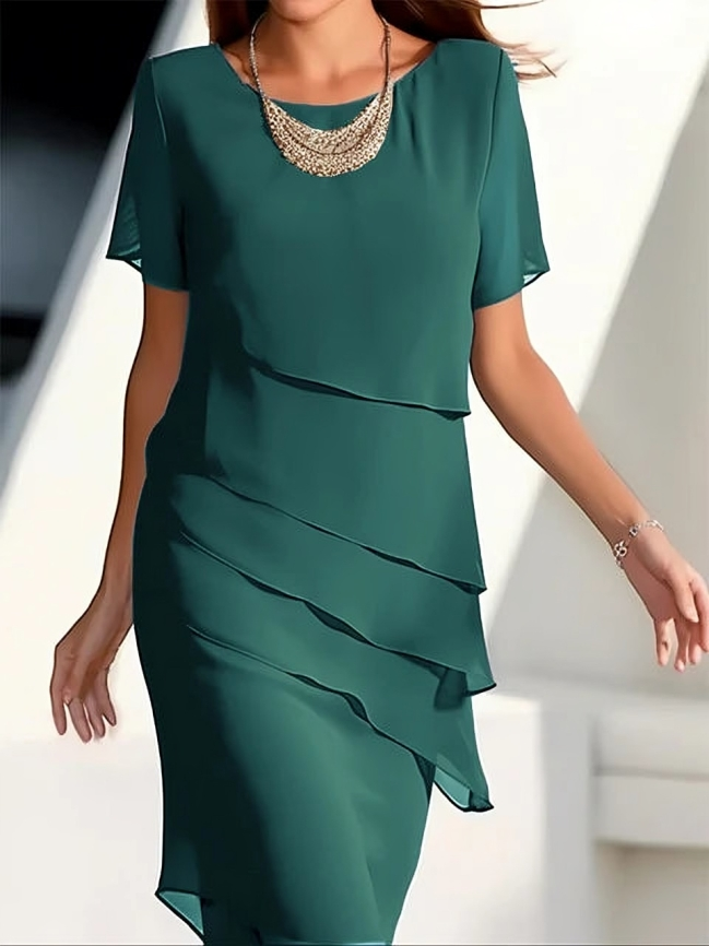 Robe midi superposée, manches courtes, coupe élégante et chic.  Parfait pour toutes occasions.