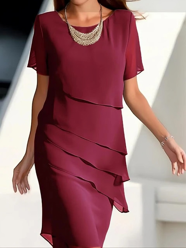 Robe midi superposée, manches courtes, coupe élégante et chic.  Parfait pour toutes occasions.