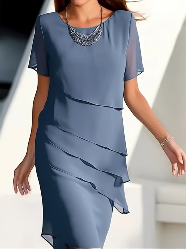 Robe midi superposée, manches courtes, coupe élégante et chic.  Parfait pour toutes occasions.