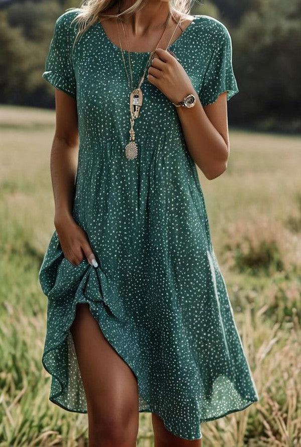 Robe midi verte à pois, manches courtes, coupe élégante.  Idéale été.