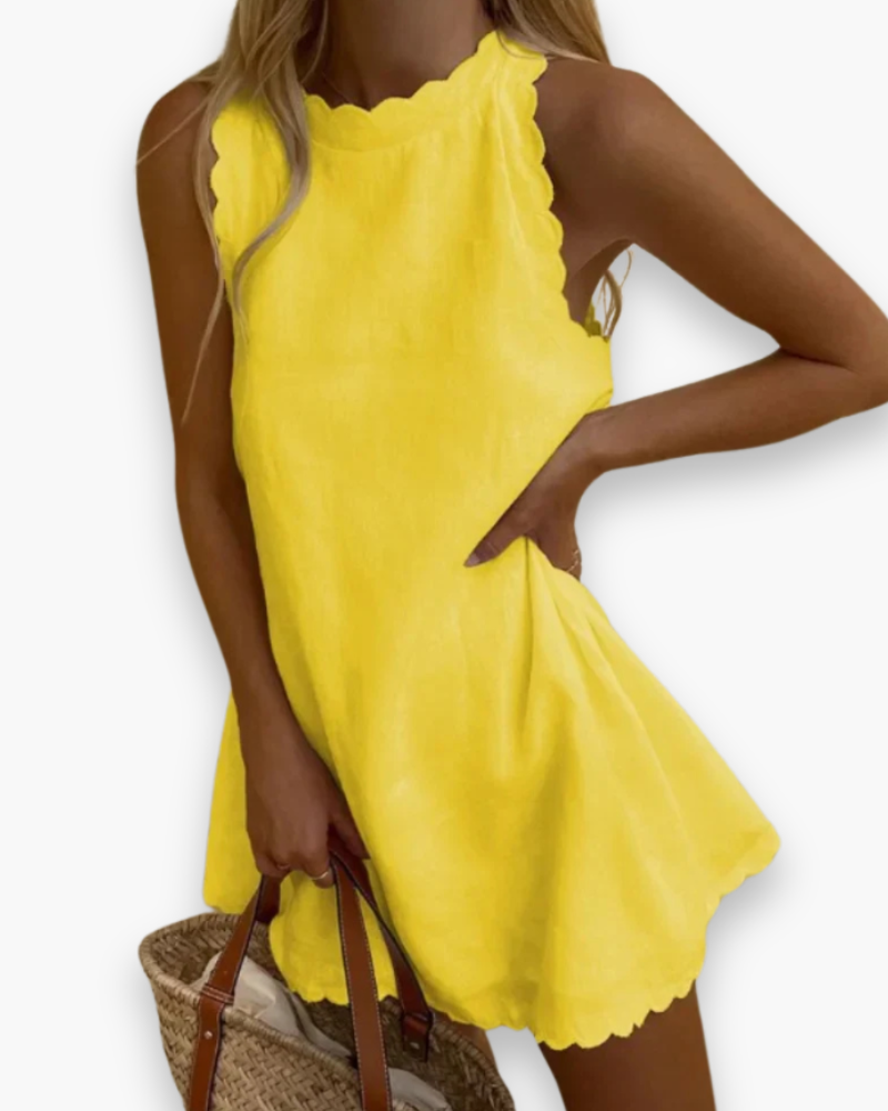 "Robe mini d'été ondulée, élégante et fluide, couleur vive, parfaite pour journées ensoleillées et sorties estivales."