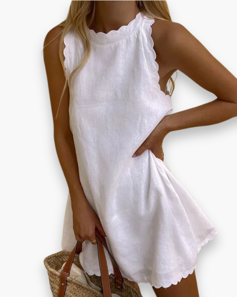 "Robe mini d'été ondulée, élégante et fluide, couleur vive, parfaite pour journées ensoleillées et sorties estivales."
