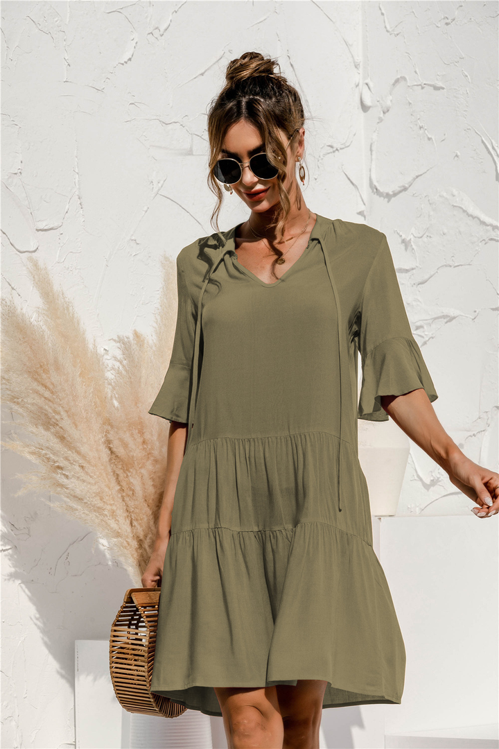 Tenue estivale jaune: robe femme à volants, col V, coupe mini confortable et moderne.