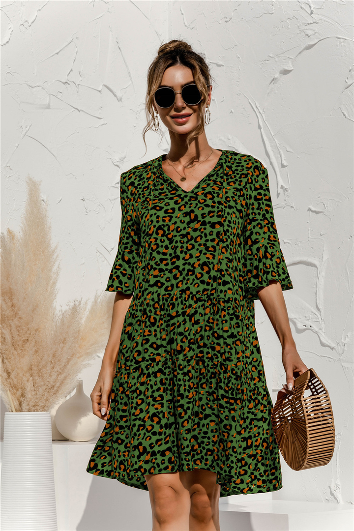 Robe chic noire à volants et col V, mini, idéale pour un look décontracté ou habillé en été.