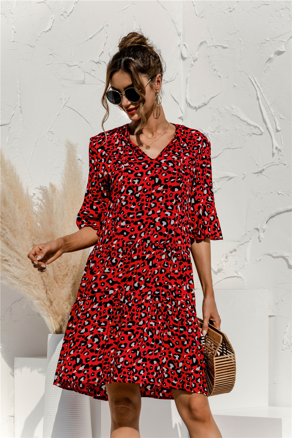 Robe d'été femme à volants et col V, coupe mini, parfaite pour un look chic et tendance.