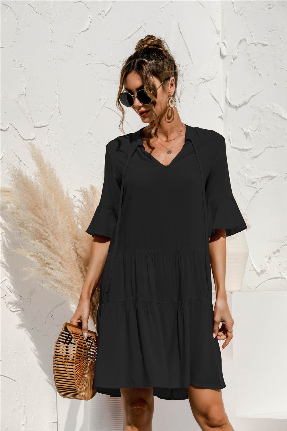 Mode femme: mini robe décontractée rose à volants, col V, très confortable pour les journées chaudes.