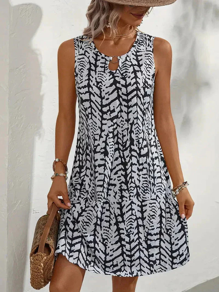 Robe d'été sans manches pour femme, look casual chic, tissu léger et imprimé, mode vacances.