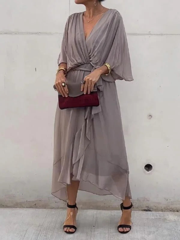 Robe mousseline soie, col V, fluide et élégante.  Parfaite pour les soirées.