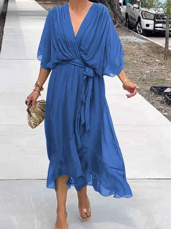 Robe mousseline soie, col V, fluide et élégante.  Parfaite pour les soirées.