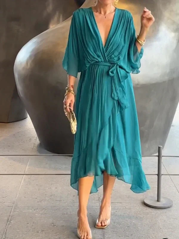 Robe mousseline soie, col V, fluide et élégante.  Parfaite pour les soirées.