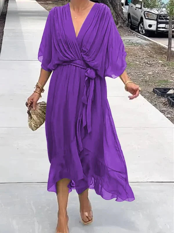 Robe mousseline soie, col V, fluide et élégante.  Parfaite pour les soirées.