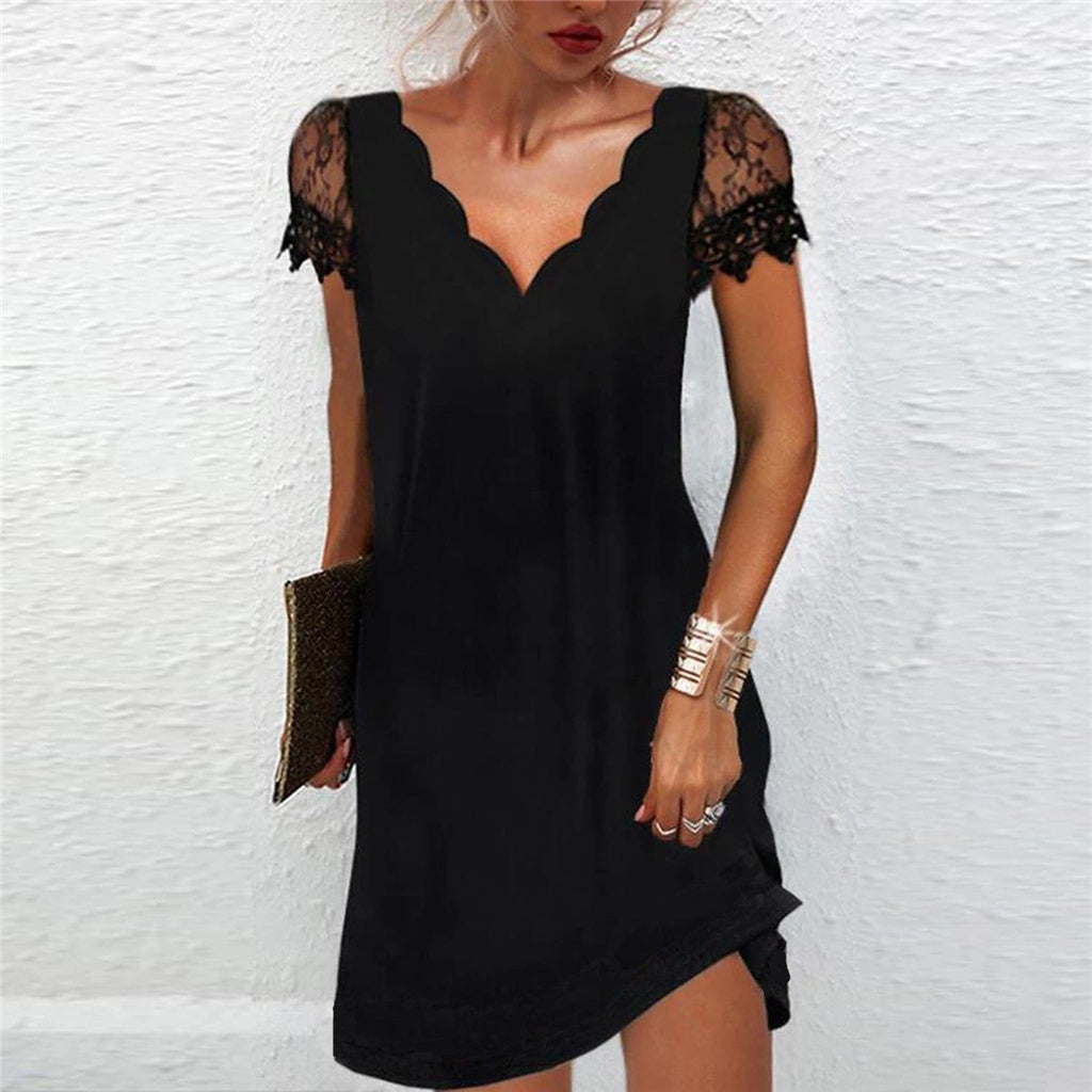 Robe noire mini, dentelle, décolleté V.  Elégance et féminité assurées.