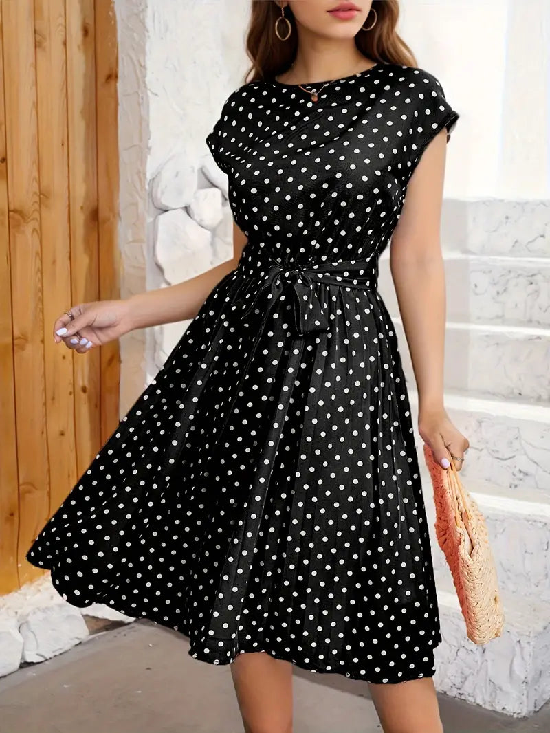 "Robe plissée à pois polyvalente, élégante, en tissu doux, design chic moderne, décontractée pour toutes occasions."