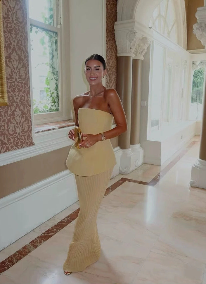 "Robe plissée sans manches élégante, polyester doux, encolure tube, couleur claire, plis délicats, silhouette fluide"