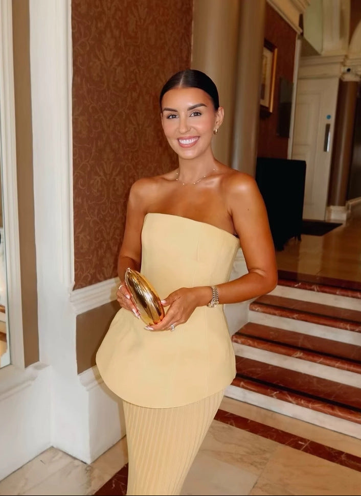 "Robe plissée sans manches élégante, polyester doux, encolure tube, couleur claire, plis délicats, silhouette fluide"