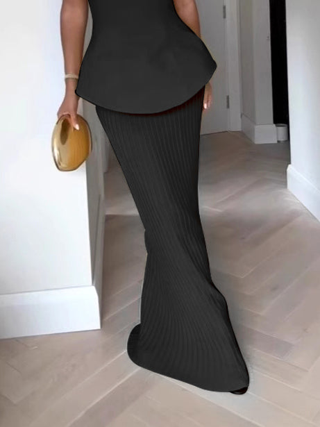"Robe plissée sans manches élégante, polyester doux, encolure tube, couleur claire, plis délicats, silhouette fluide"