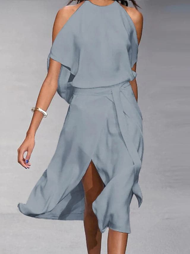 "Robe portefeuille bleu midi à épaules dénudées, ourlet asymétrique, élégante et moderne."