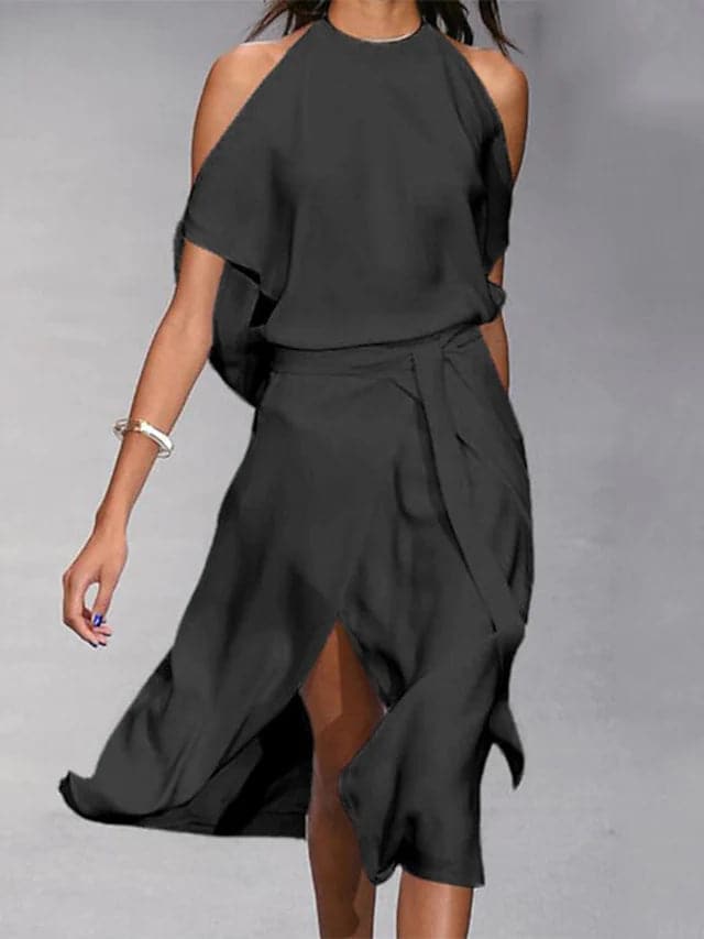 "Robe portefeuille bleu midi à épaules dénudées, ourlet asymétrique, élégante et moderne."