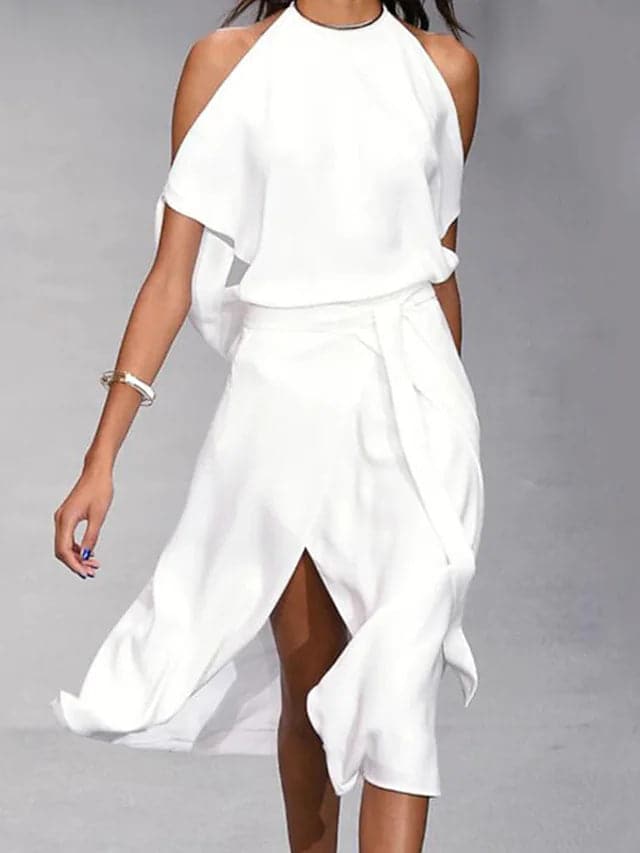 "Robe portefeuille bleu midi à épaules dénudées, ourlet asymétrique, élégante et moderne."