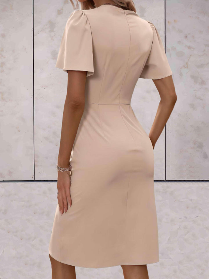 Élégante robe femme, style portefeuille croisé ajustable, idéale pour le printemps. Design raffiné.