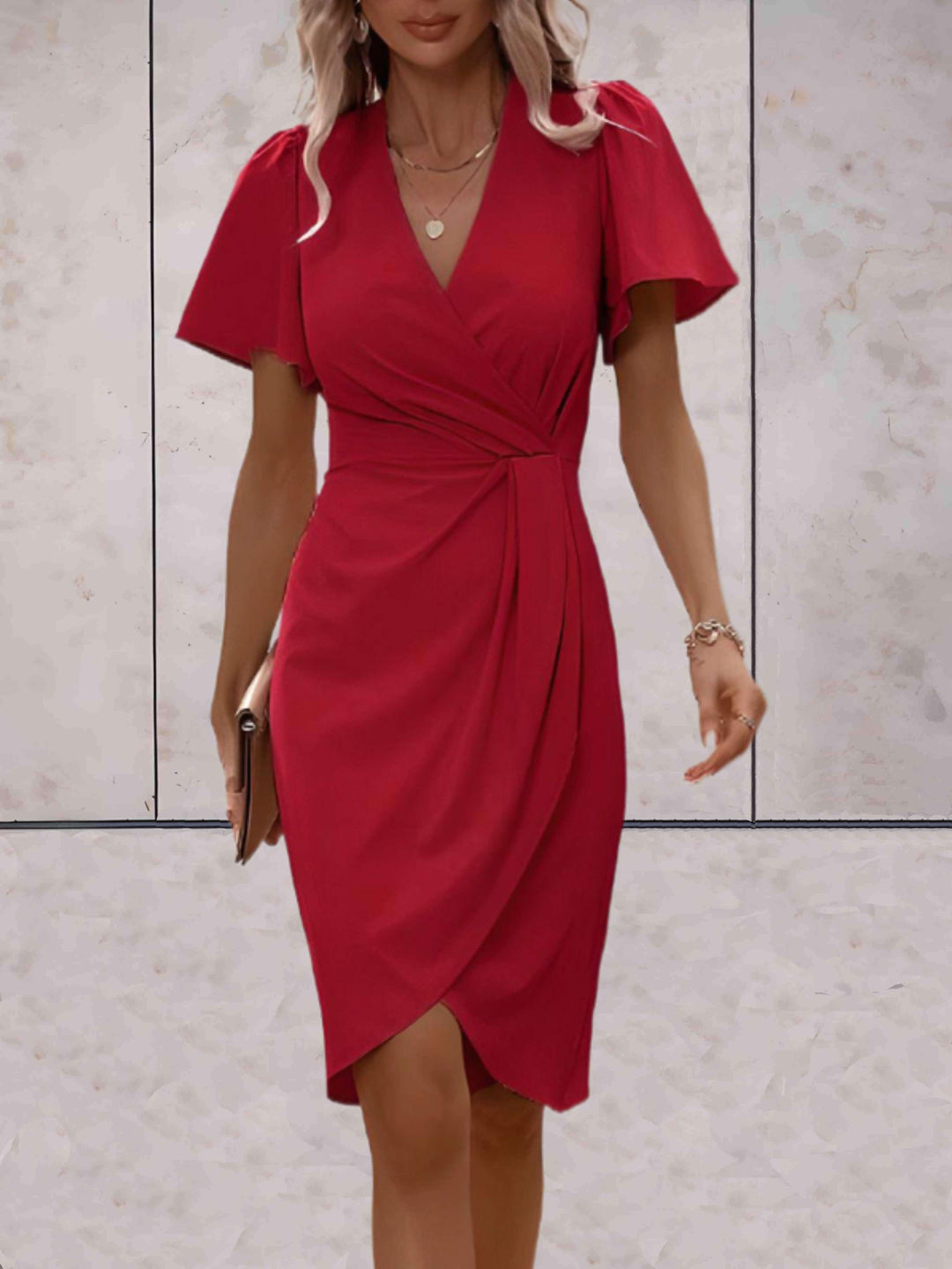 Robe midi portefeuille femme, design chic et ajustable, col en V. Parfaite pour une allure estivale.