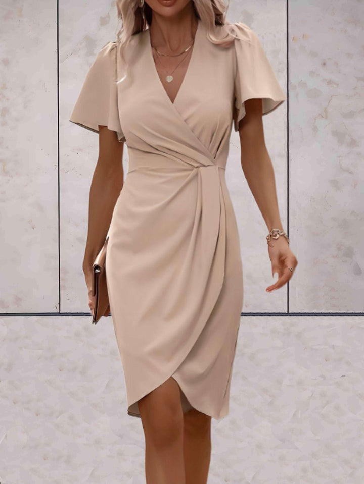 Robe femme élégante, style portefeuille croisé ajustable, col en V. Parfaite pour une soirée d'été.