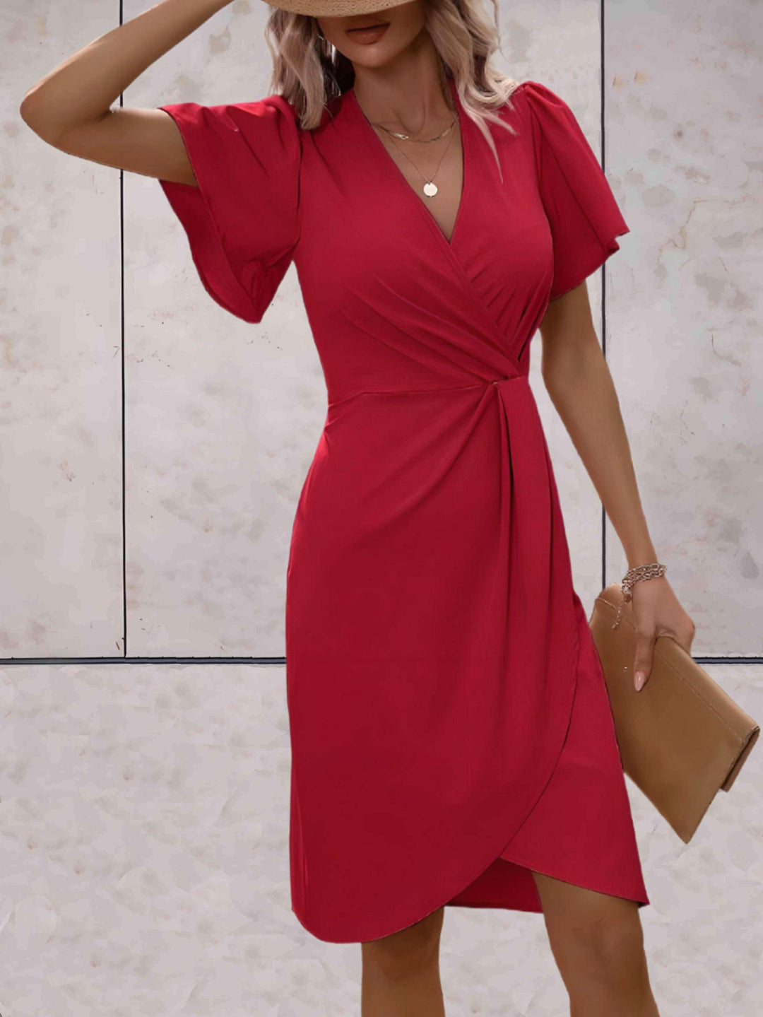Élégante robe portefeuille femme coupe midi, design croisé flatteur pour soirée ou look décontracté chic.