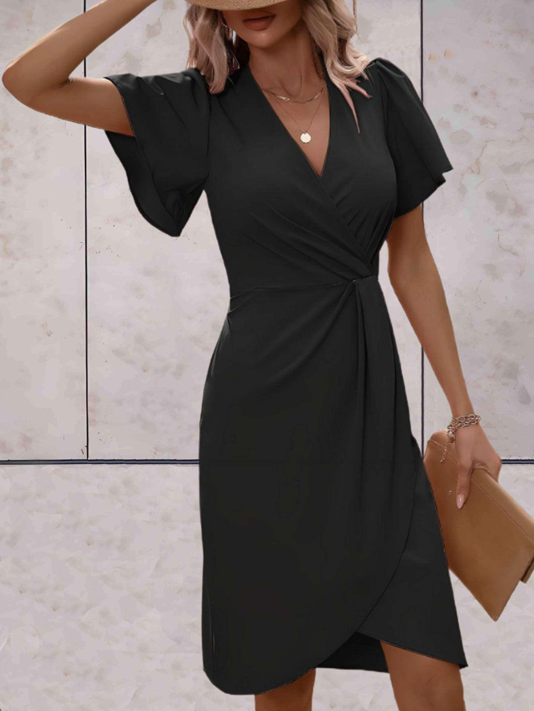 Moderne robe croisée femme, longueur midi, élégante et confortable, idéale pour les journées d'été.