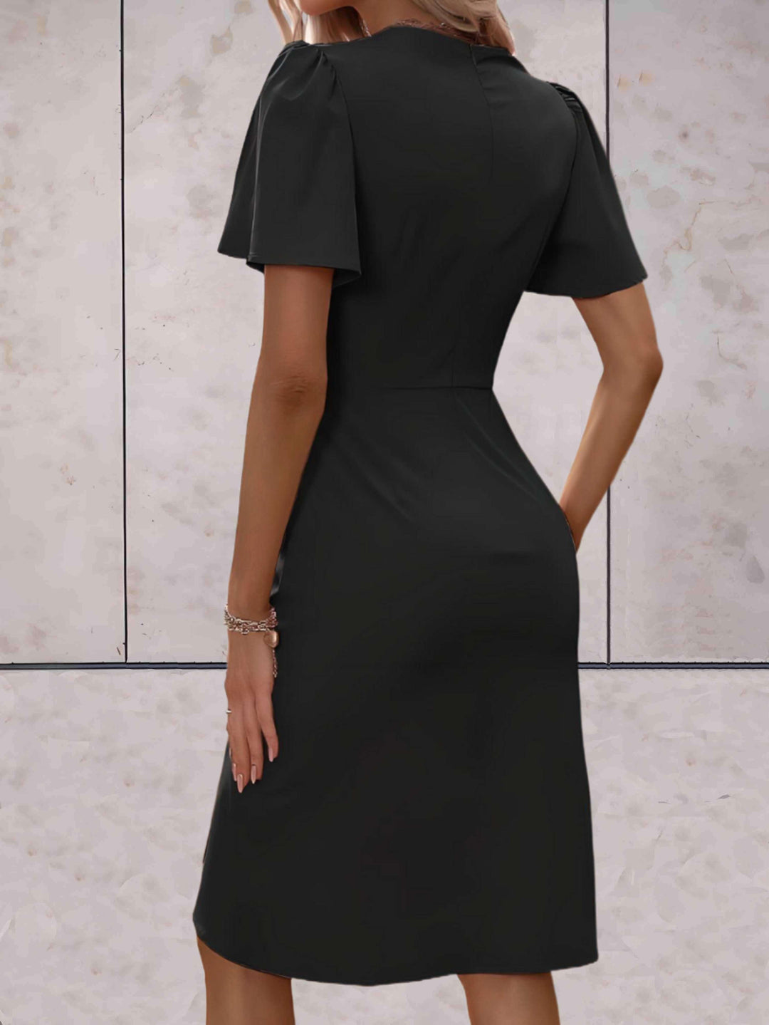 Superbe robe élégante femme coupe portefeuille, col en V flatteur, idéale soirée printemps-été. Look sophistiqué.