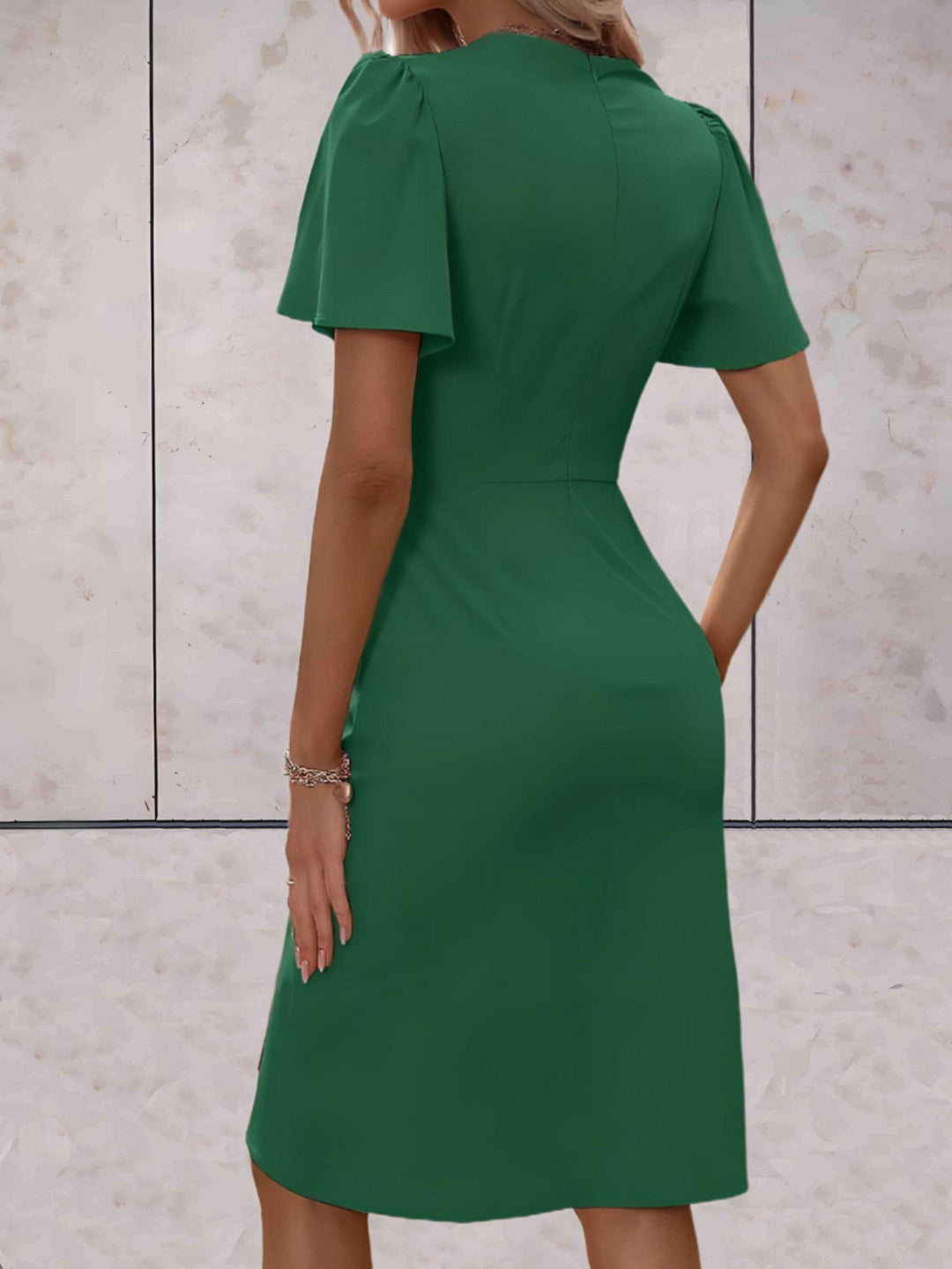 Chic robe portefeuille femme avec col en V, coupe midi, confortable et stylée pour l'été.