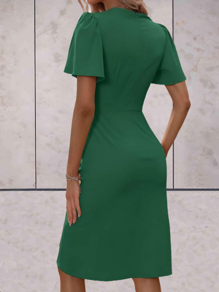 Chic robe portefeuille femme avec col en V, coupe midi, confortable et stylée pour l'été.