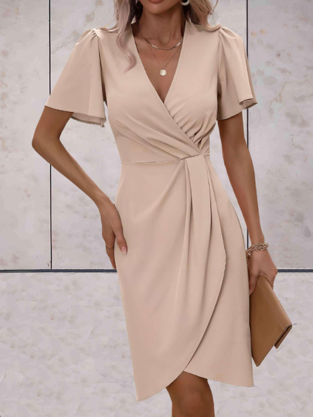 "Robe portefeuille femme V-col croisé, ajustable, élégante, soulignant les courbes, idéale pour toutes occasions."