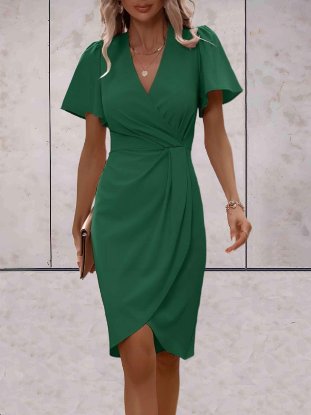 "Robe portefeuille femme V-col croisé, ajustable, élégante, soulignant les courbes, idéale pour toutes occasions."