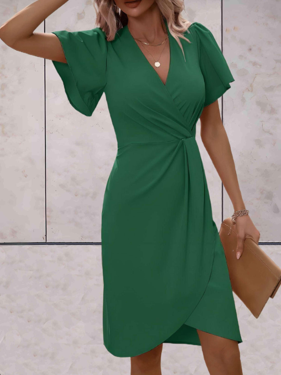 "Robe portefeuille femme V-col croisé, ajustable, élégante, soulignant les courbes, idéale pour toutes occasions."