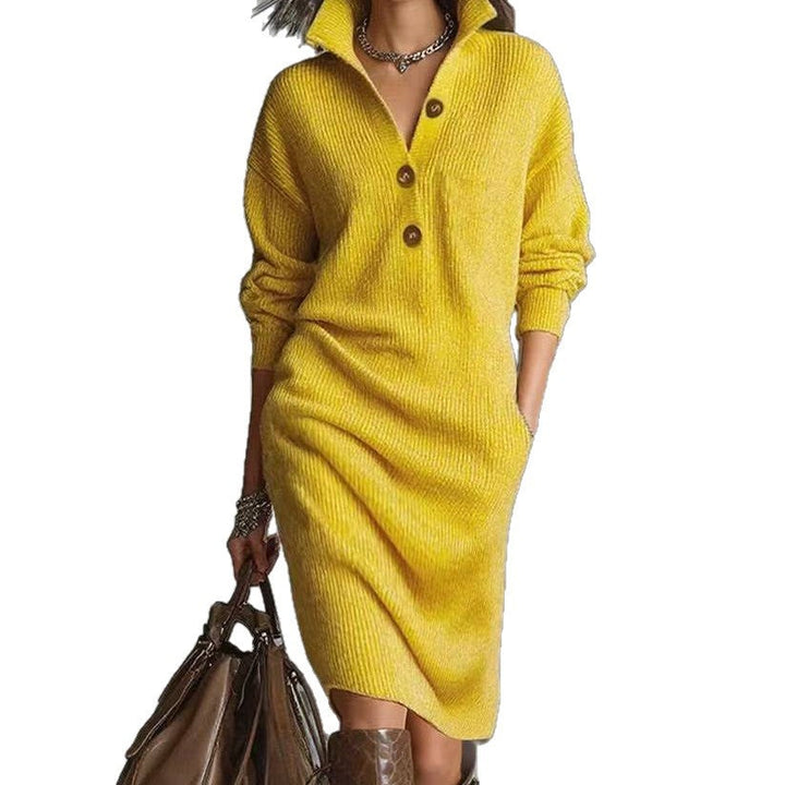 Robe pull femme élégante, col V, manches longues. Robe boutonnée, mode hiver chic et tendance actuelle.