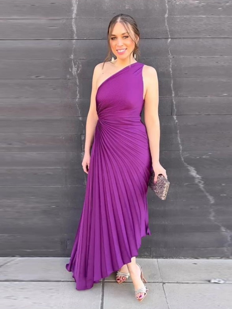 "Robe Regina longue, élégante, aux couleurs vibrantes, en tissu satiné, mettant en valeur la silhouette féminine."